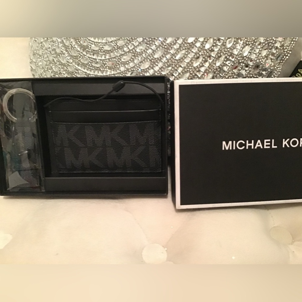 Beautiful Michael kors wallet and key chain set - Picture 2 of 2